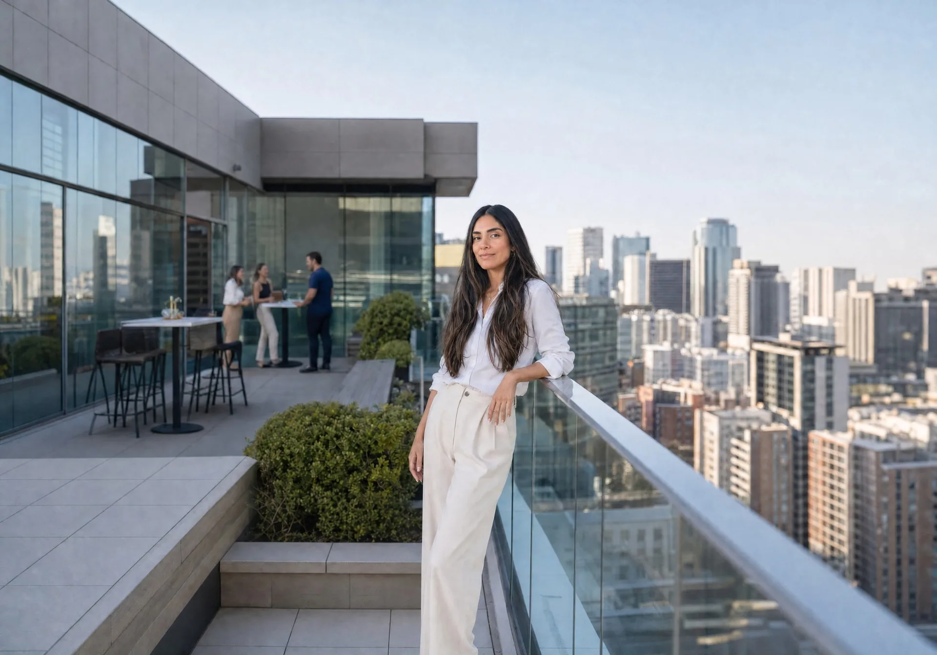 Emely Aguilar en la terraza de un edificio de oficinas